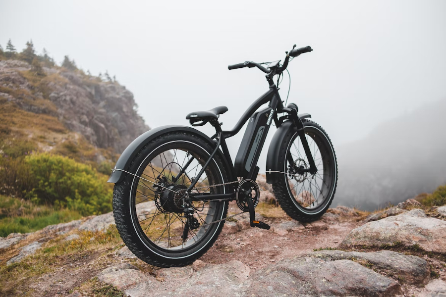 Výkonný elektrobicykel znamená aj koľko prejdete na jedno nabitie.